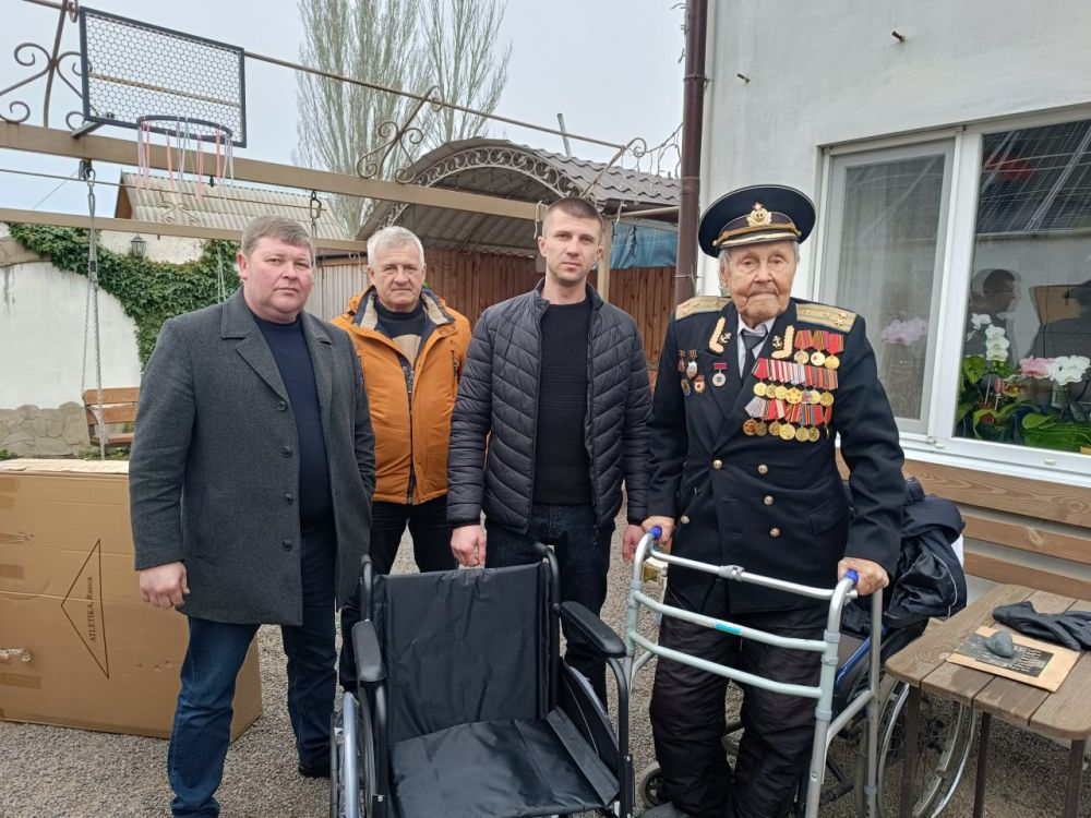 Сотрудники Администрации Скадовского округа передали ветерану Великой Отечественной войны инвалидную коляску