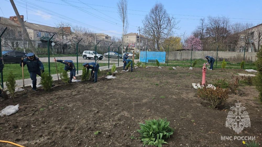 В Геническе спасатели МЧС высадили аллею в честь 100-летия образования органов государственного пожарного надзора