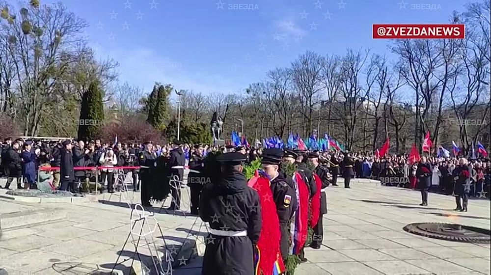 Сегодня в Калининграде возложили цветы к памятнику 1200 гвардейцам, погибшим при штурме Кенигсберга в апреле 1945 года