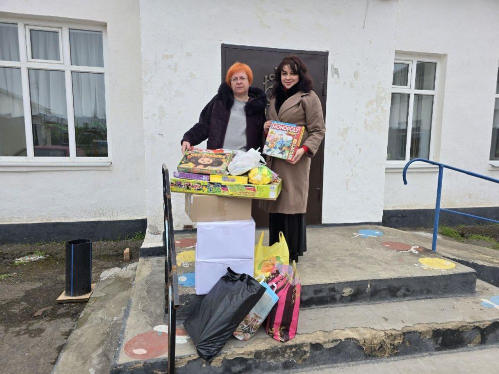 Образовательные учреждения Каланчакского МО в рамках акции "Добро детям передали подарки в Новокиевский социальный центр