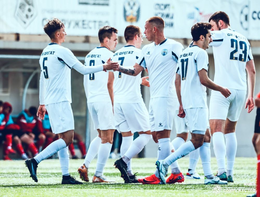 Десятка фотографий с первого тайма уже в альбоме!