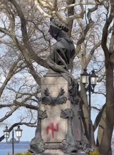 В Одессе подростки нарисовали на памятнике Александру Пушкину нацистский символ