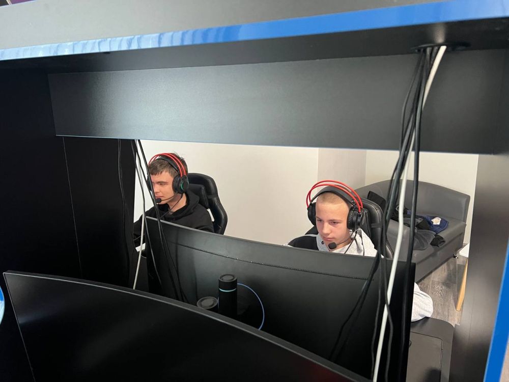 Да, школьники могут посещать киберклубы, так как киберспорт официально признан видом спорта в России