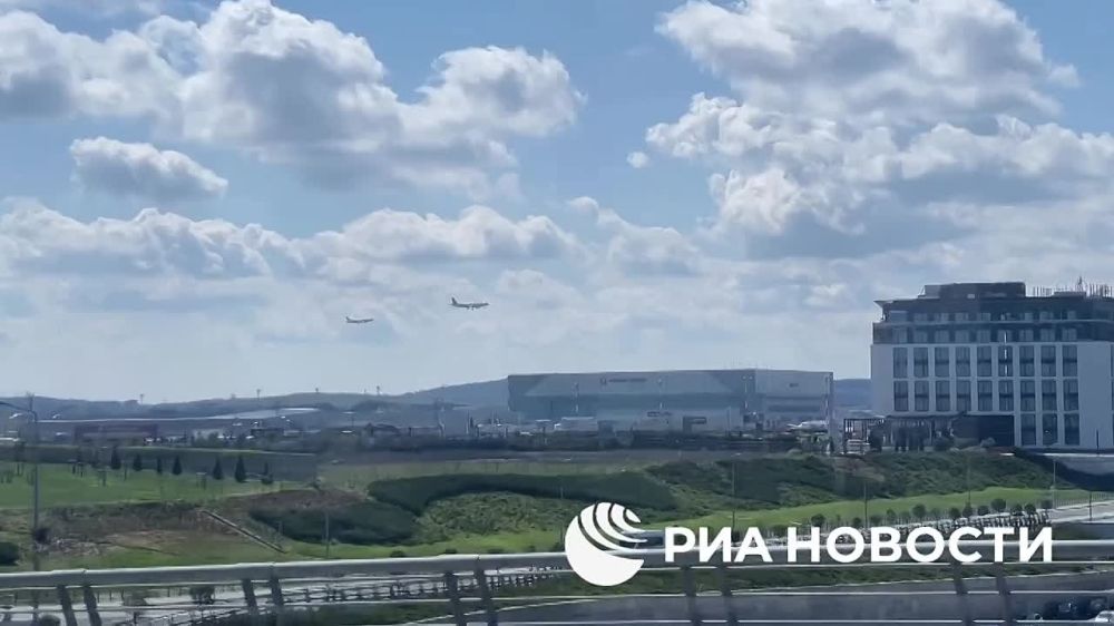 Члены российской делегации во главе с послом в США Дарчиевым прибыли в Стамбул, где на завтра запланированы переговоры с американской стороной, передает корреспондент РИА Новости