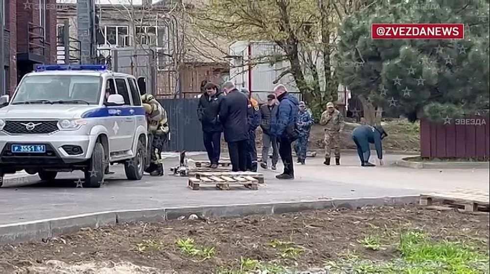 Взрывотехники ФСБ обезвредили боеприпас дрона, который застрял на бельевых веревках в Аксае Ростовской области