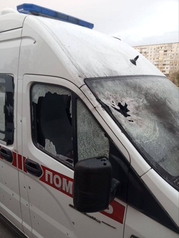 В Новой Каховке дроны повредили два автомобиля скорой помощи