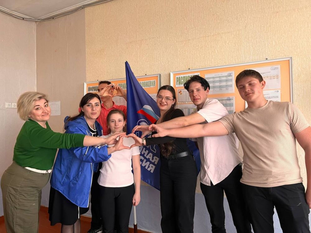 Исполнительный секретарь Каланчакского местного отделения «Единой России» Жамила Запускалова провела профориентационную беседу с выпускниками