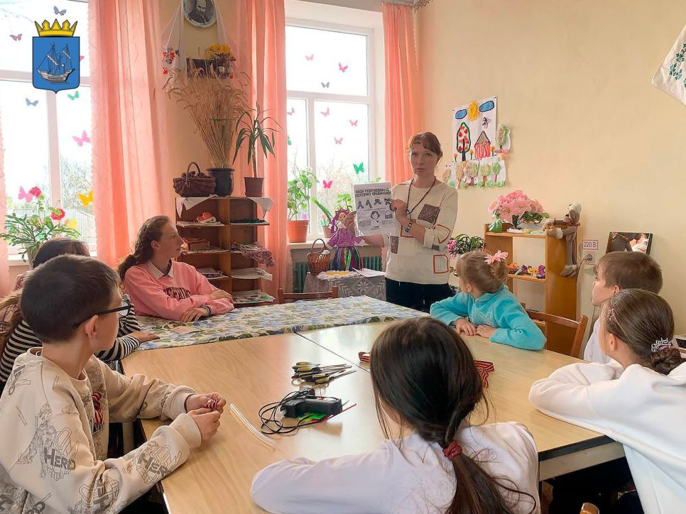 В Алешкинском центре культуры и досуга воспитанники Оксаны Яговенко из кружка «Рукотворушка» в преддверии 80-летия Великой Победы в Великой Отечественной войне начали раздавать георгиевские ленты