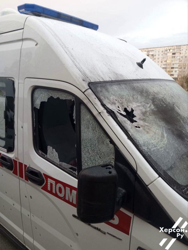 Сегодня утром в Новой Каховке дрон всу ударил по машинам скорой помощи и повредил два автомобиля