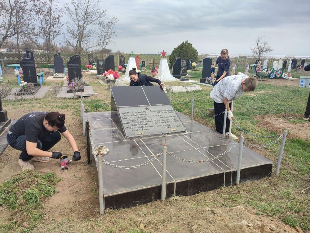 Акция "Чистый памятник" в Новоалександровской школе
