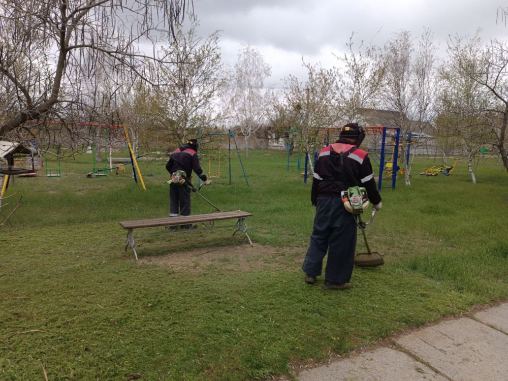 В Малокаховке, перед тем как выпал апрельский снег, наши коммунальщики успели провести работы по благоустройству