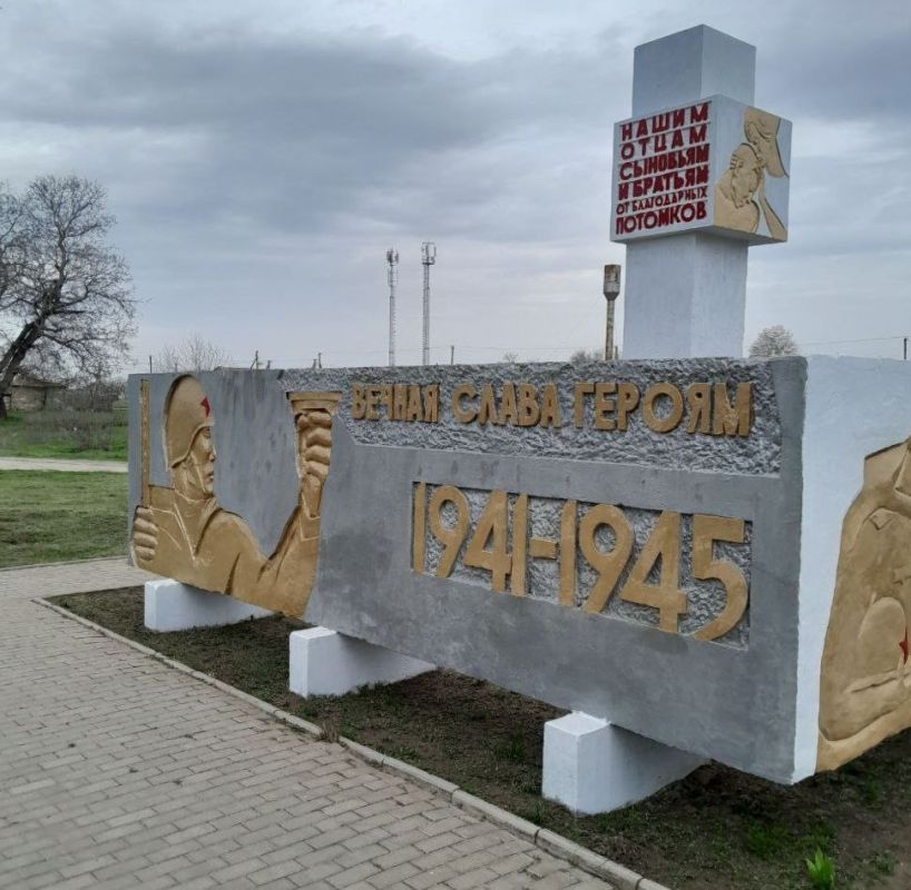 На территории Новофедоровского сельского поселения благоустроили мемориальный объект