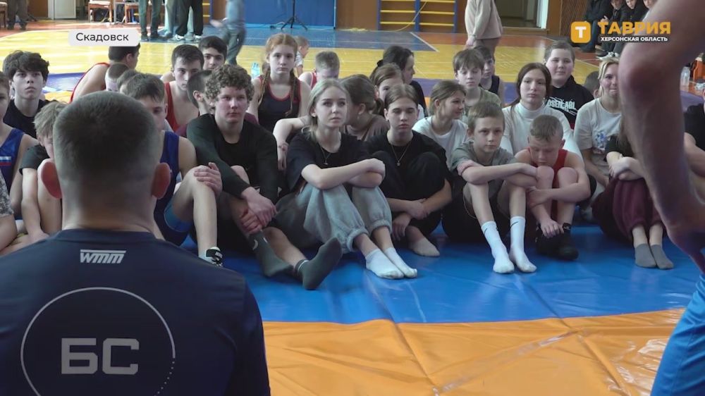 В Скадовской школе №3 для начинающих спортсменов состоялся мастер-класс по вольной и греко-римской борьбе