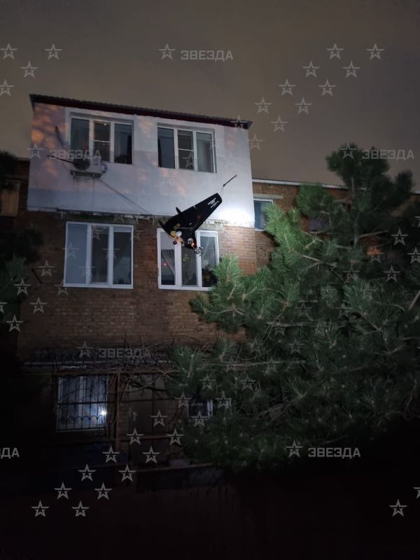 Дрон ВСУ запутался и повис на бельевой веревке в Аксае Ростовской области