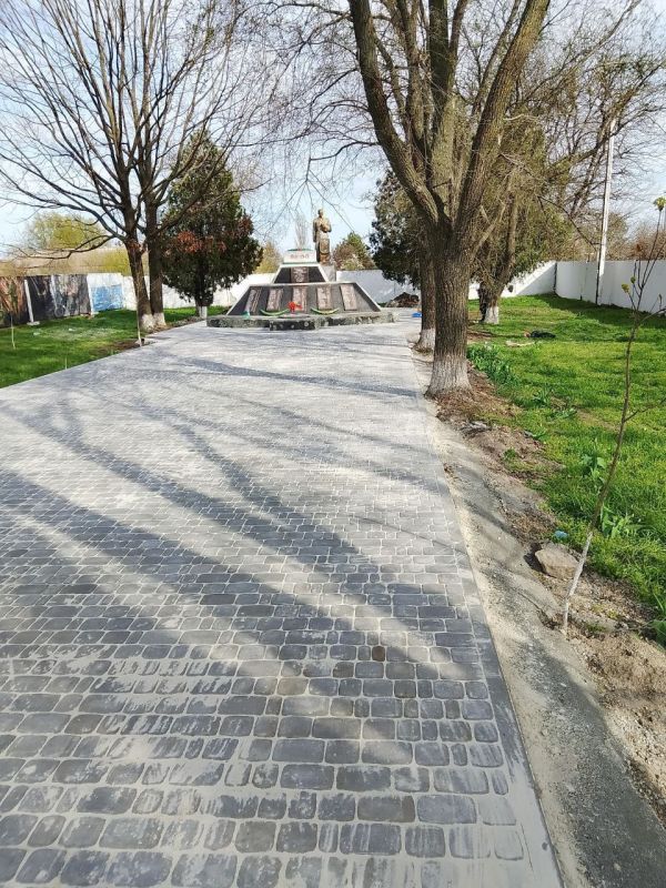 ГУП ХО «ОБЛВОДОКАНАЛ» продолжает подготовку мемориала погибшим воинам Великой Отечественной войны в Новоалексеевке к празднованию Дня Победы