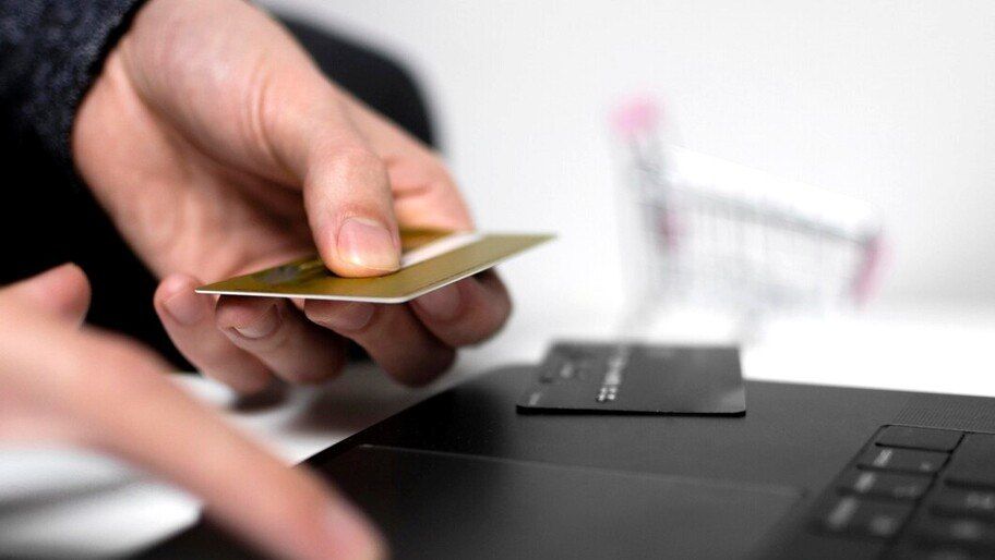 В Геническе оперативники задержали подозреваемую в краже денег с банковской карты