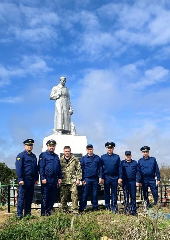 Сотрудники Прокуратуры Скадовского района приняли участие в восстановлении и ремонте памятных мест, посвященных Победе в Великой Отечественной войне