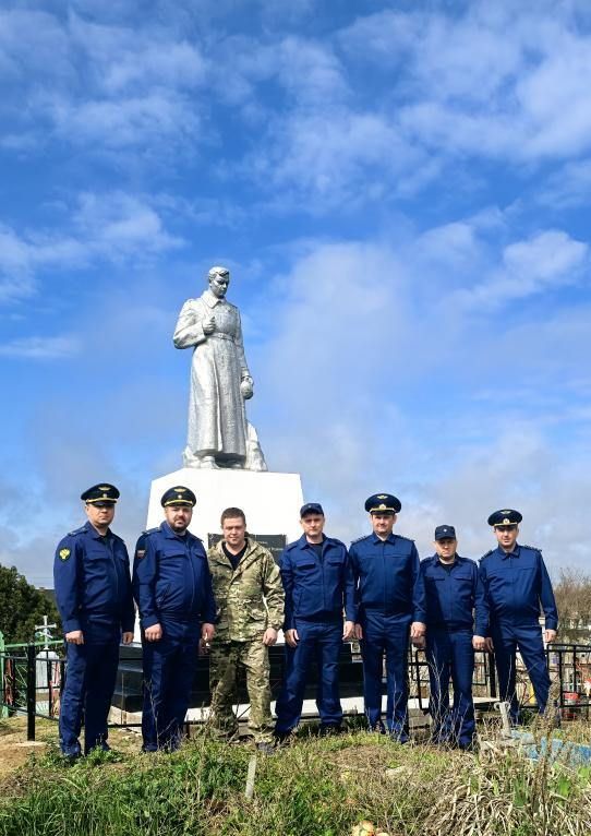 Сотрудники Прокуратуры Скадовского района приняли участие в восстановлении и ремонте памятных мест, посвященных Победе в Великой Отечественной войне