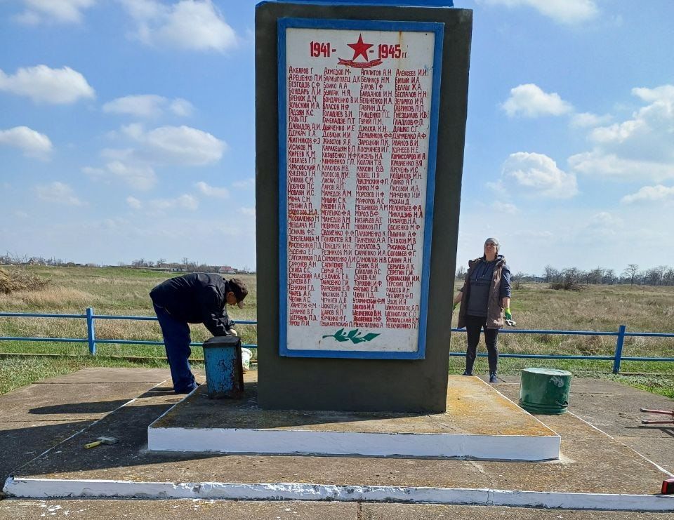 В Великолепетихском округе благоустраивают к 80-летию Победы мемориальные памятники