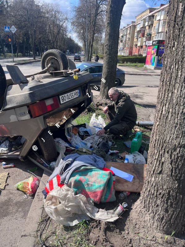 Харьков. Мира и Алешина. Очередное ДТП с военными, военные снесли Теслу