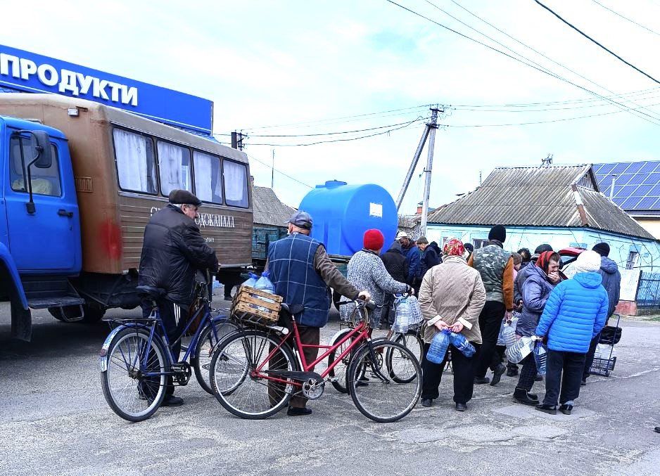 В городе Таврийск продолжается выдача питьевой воды местным жителям