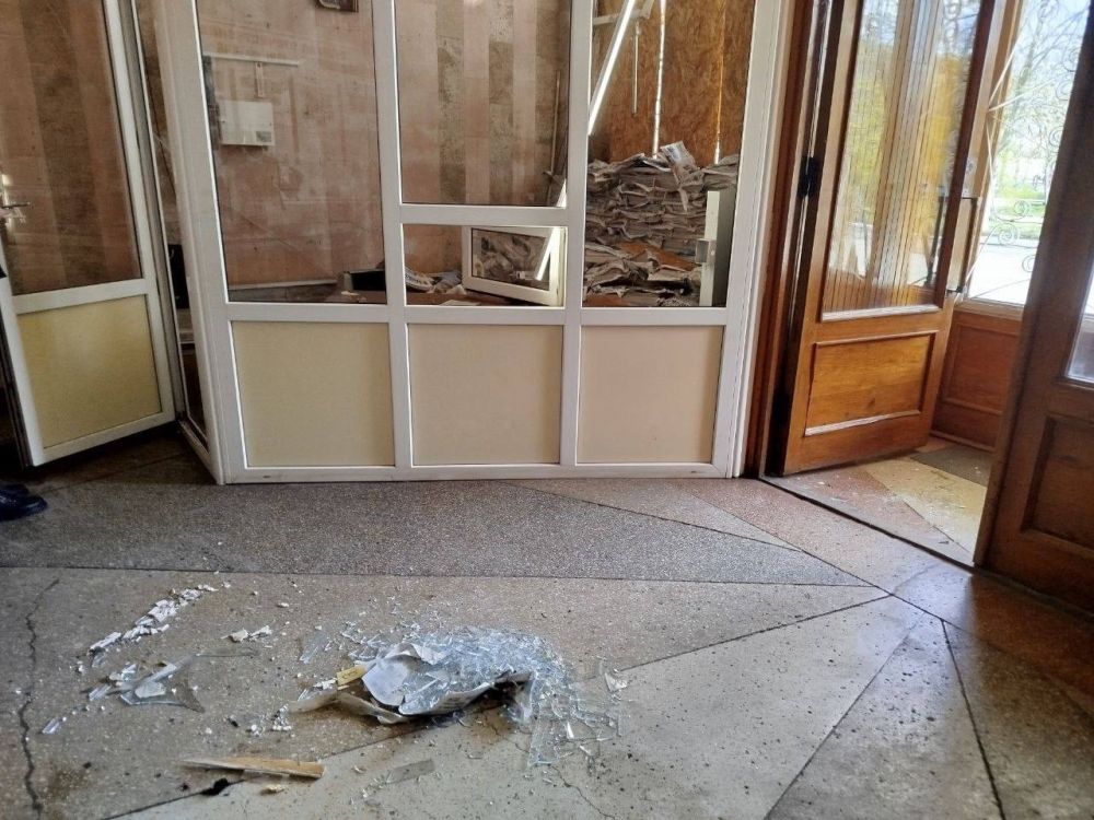 В результате сброса с БПЛА ВСУ в Новой Каховке повреждено здание Администрации