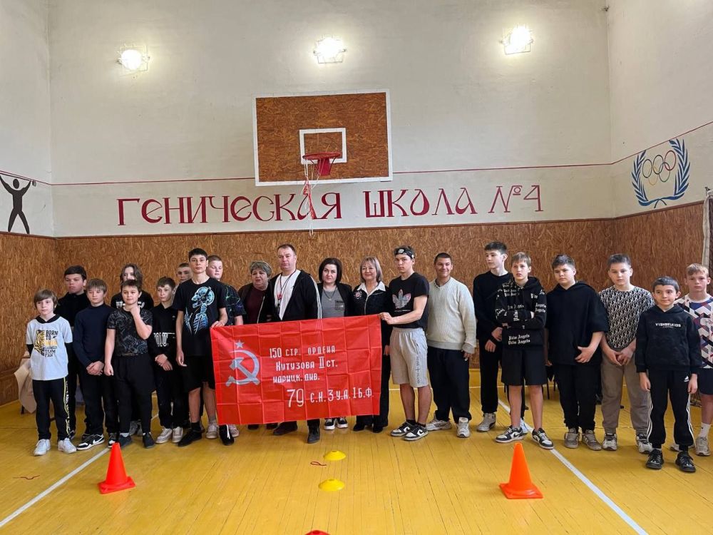 В преддверии празднования дня Космонавтики в Генической № 4 состоялись спортивные соревнования по пионерболу среди учащихся 6-7 классов, которые провел муниципальный депутат от фракции КПРФ Владимир Кокуль