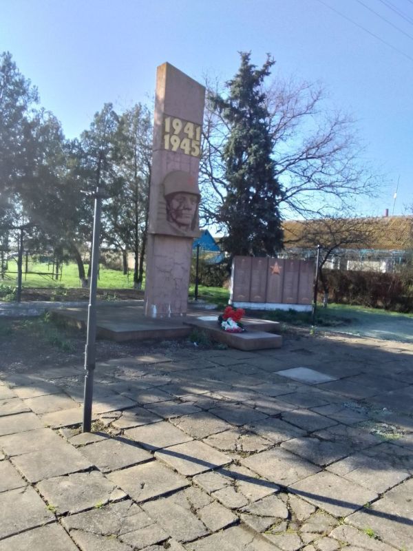 Учащиеся старших классов ГБОУ ХО "Ольгинская Школа Горностаевского Муниципального округа - провели уборку на территории Обелиска Славы посвященному памяти погибших воинов-односельчан в годы Великой Отечественной войны