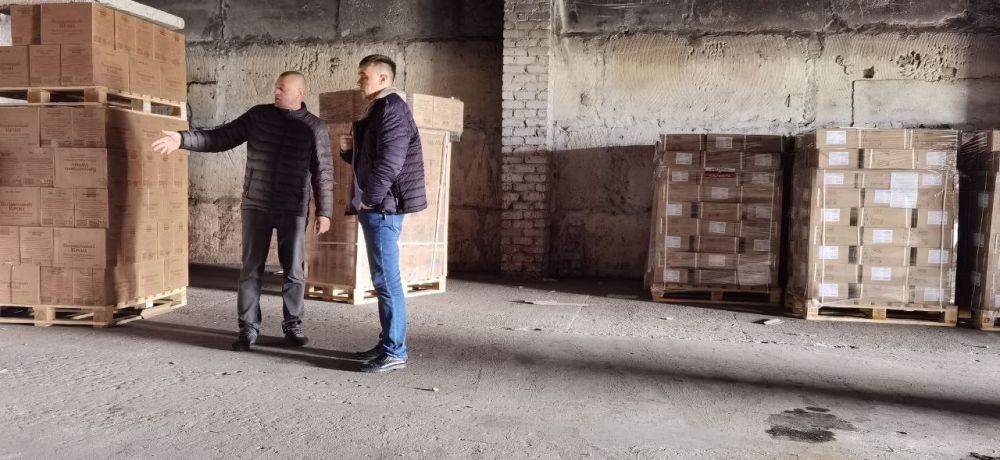 Заместитель главы Каховской администрации Игорь Бжезицкий проинспектировал работу гуманитарного центра по выдаче гуманитарной помощи гражданам города Каховки и населённых пунктов округа