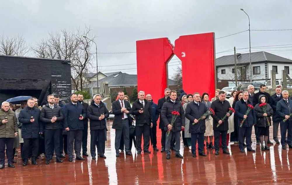 Александр Хлюстов: В Международный день освобождения узников фашистских концлагерей принял участие в возложении цветов и свечей на