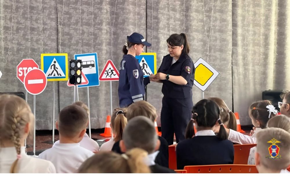 Сотрудники Госавтоинспекции организовали профилактическое мероприятие для учащихся Генической школы №1
