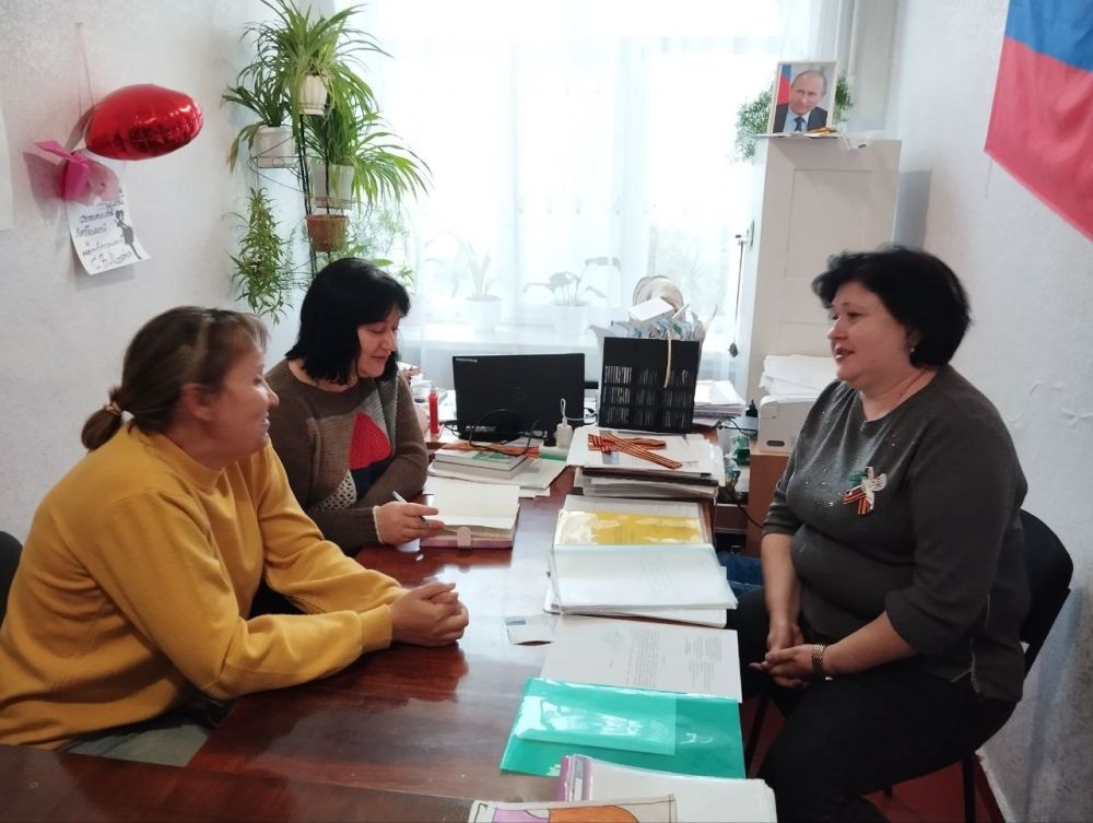 Представители отдела по работе с семьей и детьми ГБУ ХО "Великолепетихский комплексный центр социального обслуживания населения" посетили территориальный отдел села Рубановка