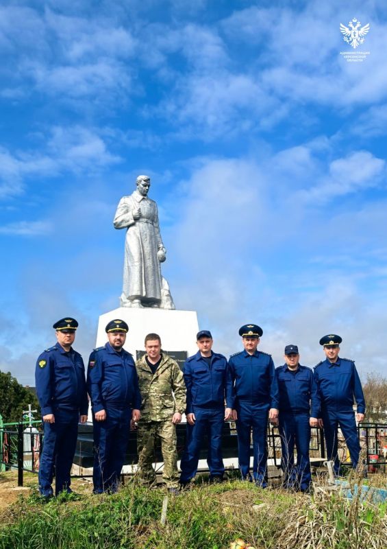 Сотрудники прокуратуры Херсонской области приняли участие в восстановлении памятных мест, посвящённых Победе в ВОВ