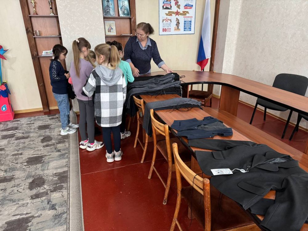 Александр Дудка: Школьная форма – подарок детям Тарасовки от фонда "Родина"