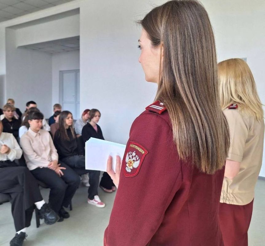 Специалисты Управления Роспотребнадзора по Херсонской области в рамках осуществления профориентационных мероприятий провели встречи с учениками старших классов общеобразовательных учреждений Херсонской области в Геническом...