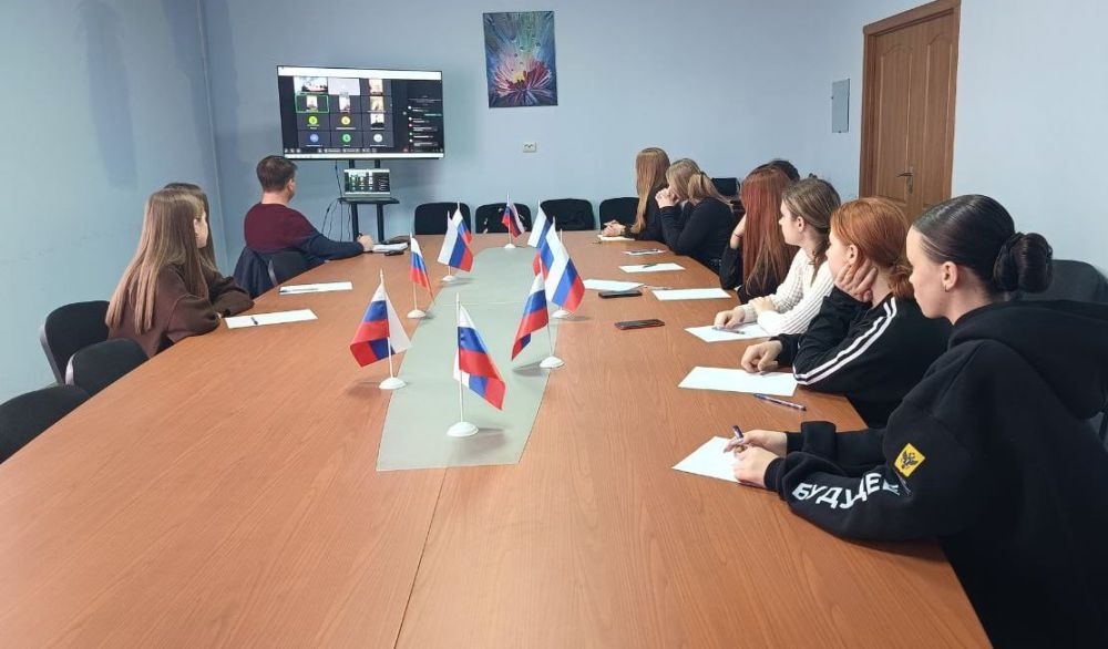 Волонтеры Чаплинского муниципального округа приняли участие в видеоконференцсвязи по Федеральной программе «Формирование комфортной городской среды» на 2025 год