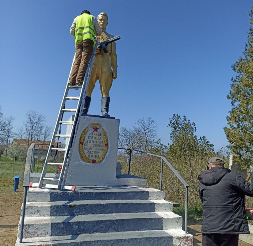 На территории Нововладимировки состоялся субботник по благоустройству мемориального объекта