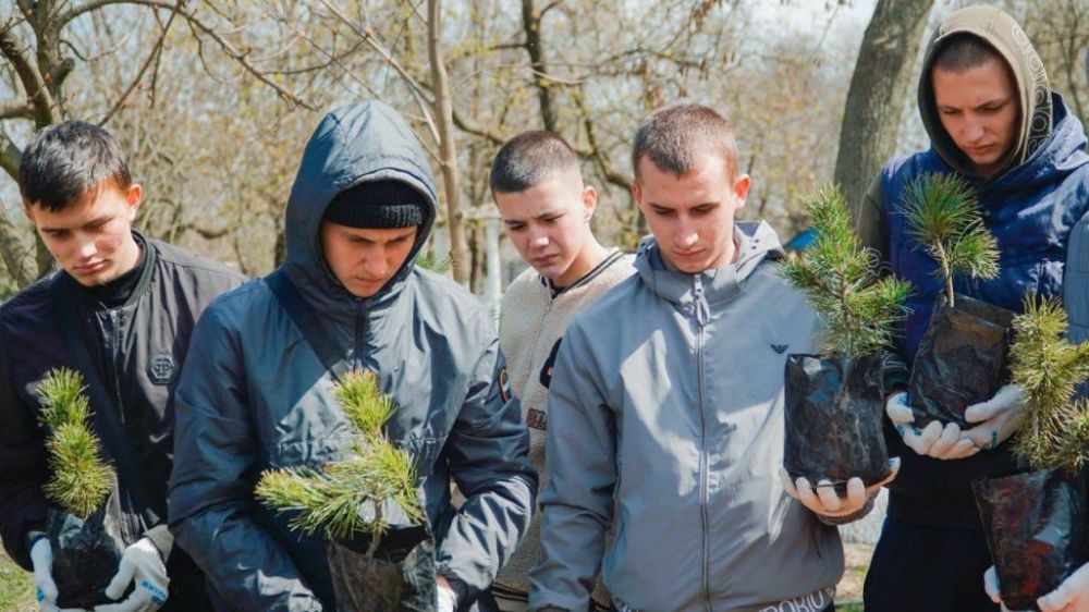 Херсонская молодежь участвует в экопроекте «Семейный лес»
