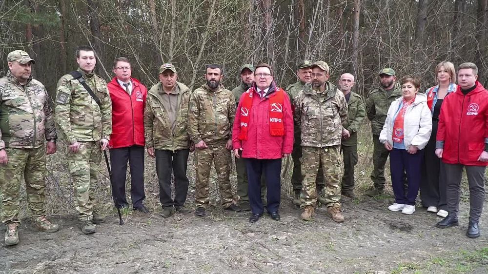Вблизи линии боевого соприкосновения курские коммунисты вручили партийные билеты военнослужащим, которые приняли решение о вступлении в КПРФ