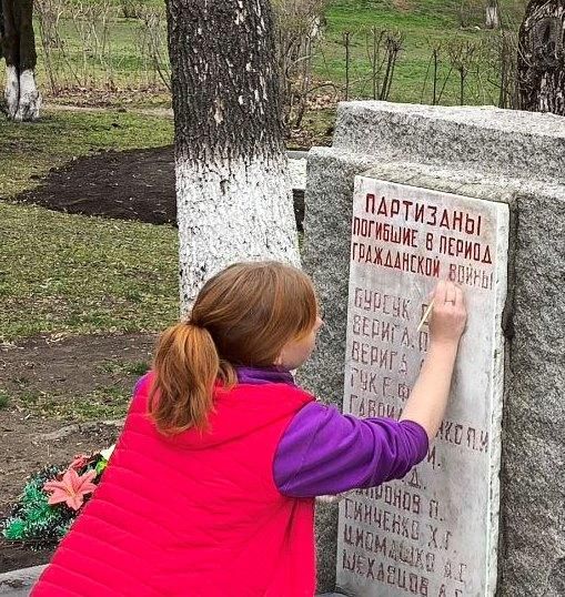 В Великолепетихском округе благоустраивают к 80-летию Победы мемориальные памятники