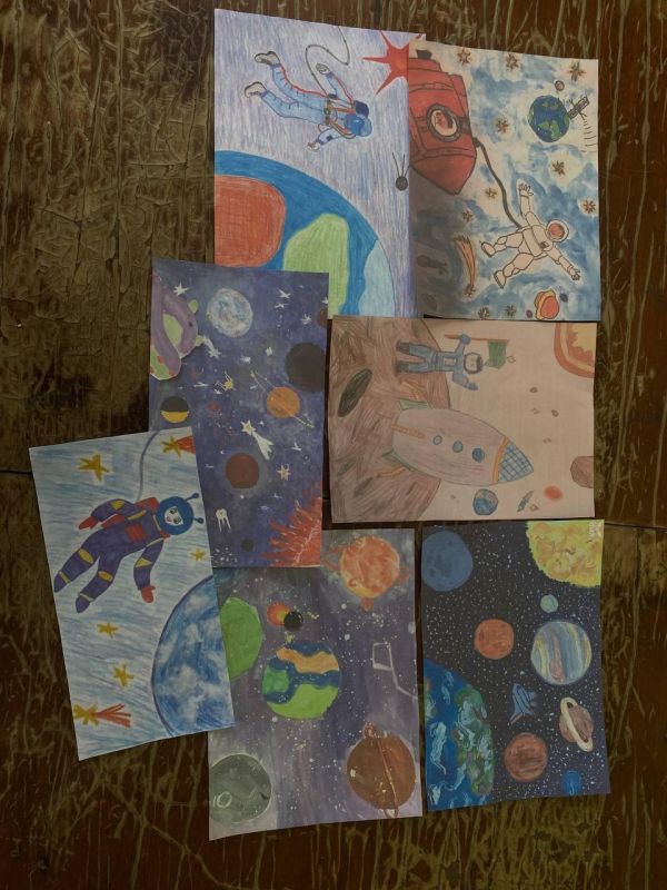 Выставка рисунков "Полёт в космос"