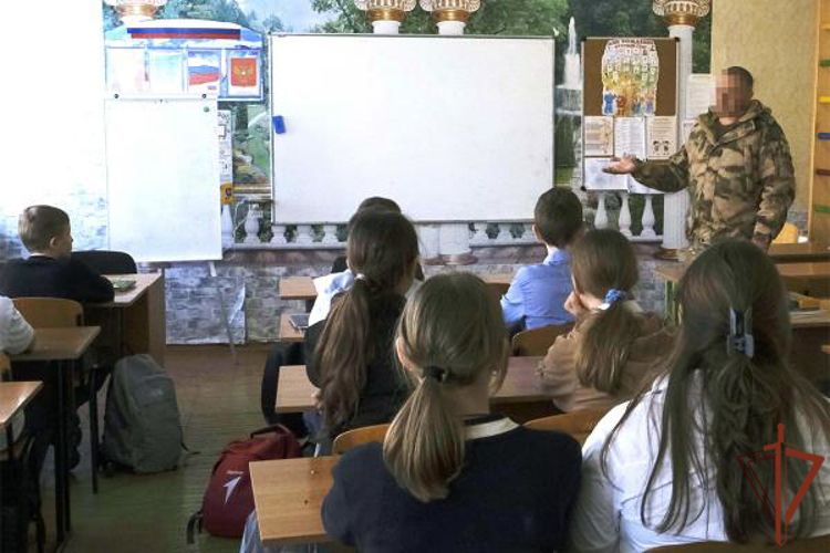Росгвардеец рассказал школьникам Херсонской области об истории покорения космоса