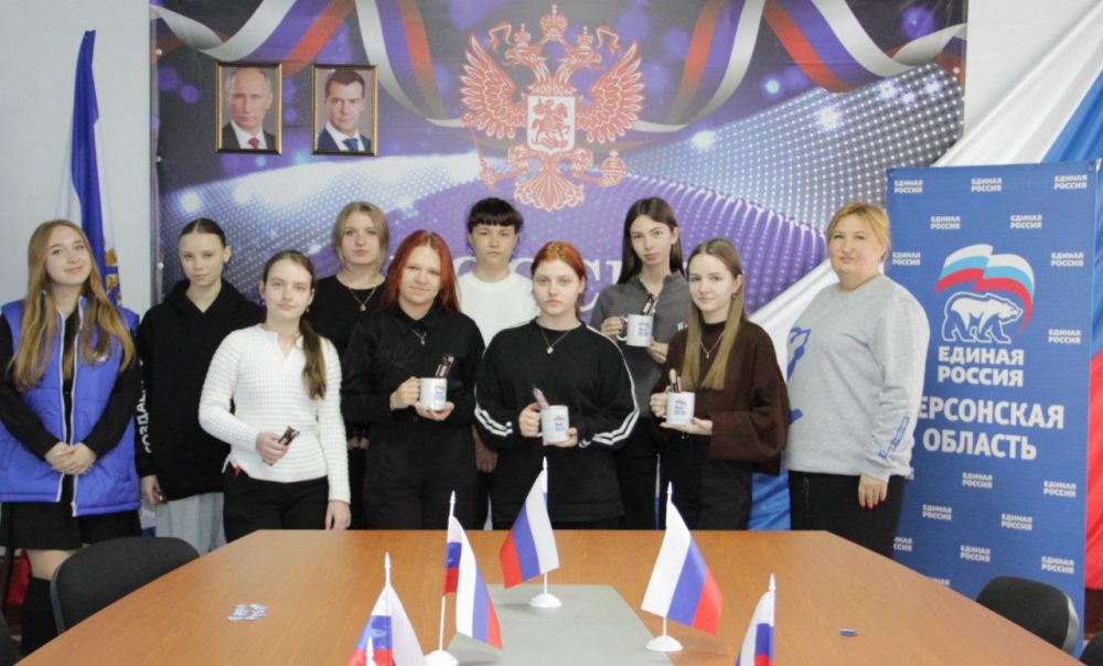 Секретарь первичного отделения партии "Единая Россия" Чаплинского муниципального округа Кристина Иноземцева и активисты партии провели тематическую викторину в честь Дня космонавтики