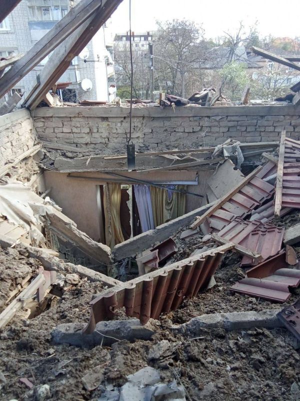 В Новой Каховке два человека оказались заблокированы под завалами в результате обстрела ВСУ