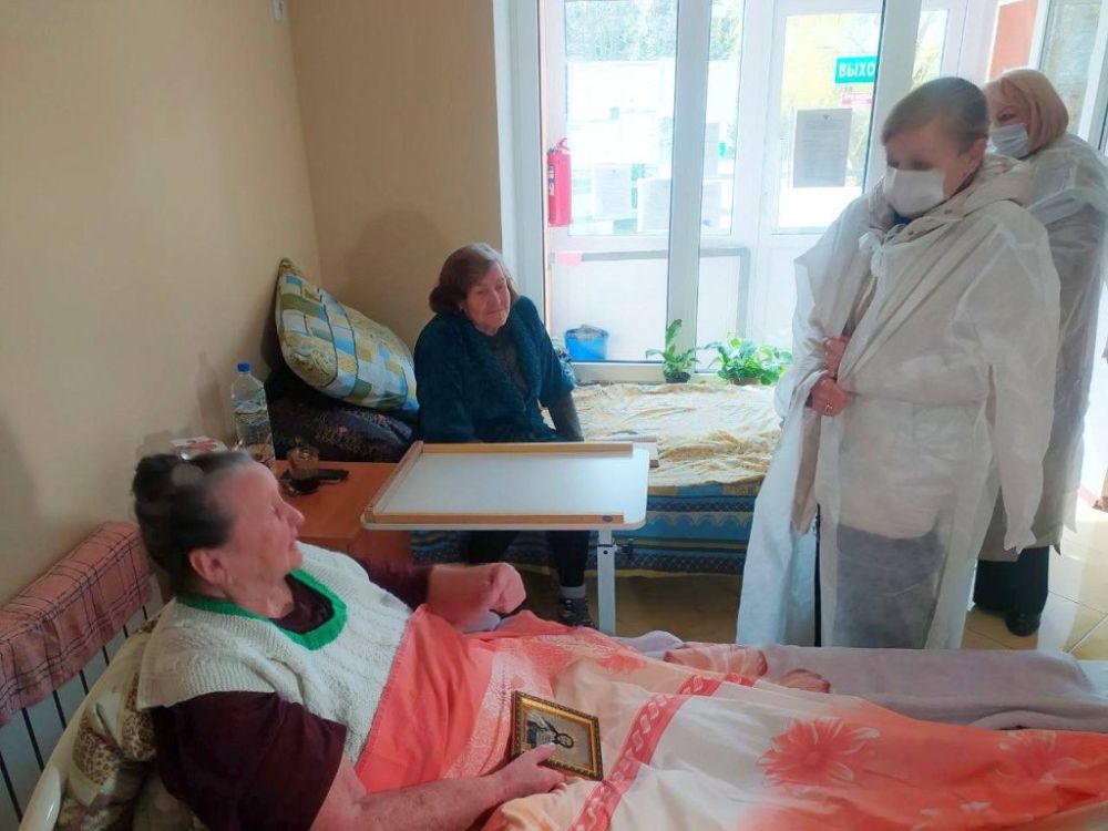 Руководство министерства труда и соцзащиты Херсонской области навестило пострадавших от подрыва Каховской ГЭС