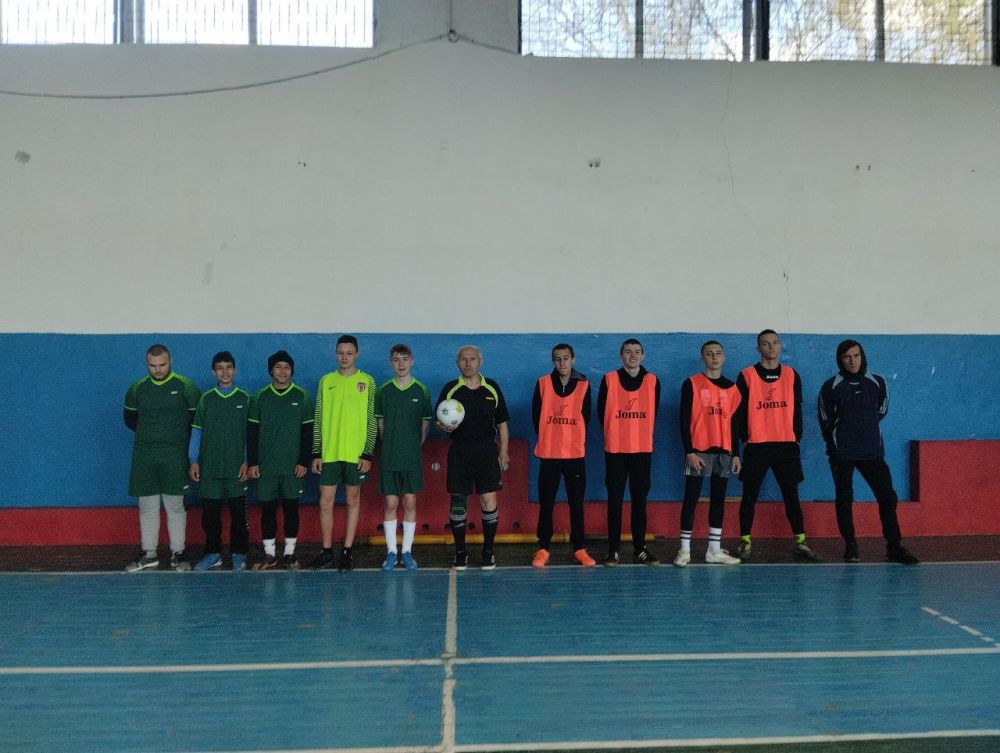 В спортивном зале Каховской ДЮСШ "Лидер" прошел финальный матч по мини-футболу на приз "Подснежник" между командами Каховской ДЮСШ "Лидер" и "Колос" из Любимовки