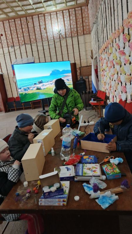 В День Космонавтики в с. Семихатка добровольцы филиала #МЫВМЕСТЕ сделали поделки
