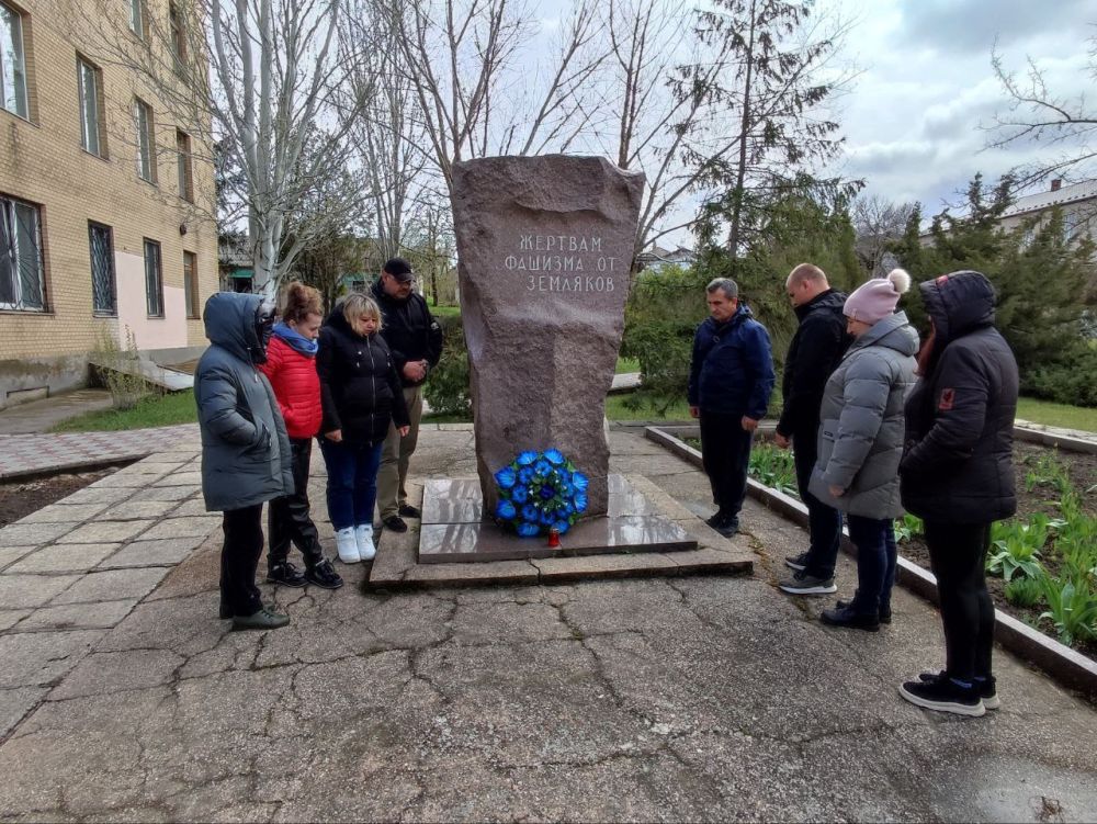 В Международный день освобождения узников концлагерей сотрудники администрации Горностаевского муниципального округа в знак уважения перед бывшими узниками возложили цветы к мемориалу «ЖЕРТВАМ ФАШИЗМА ОТ ЗЕМЛЯКОВ»