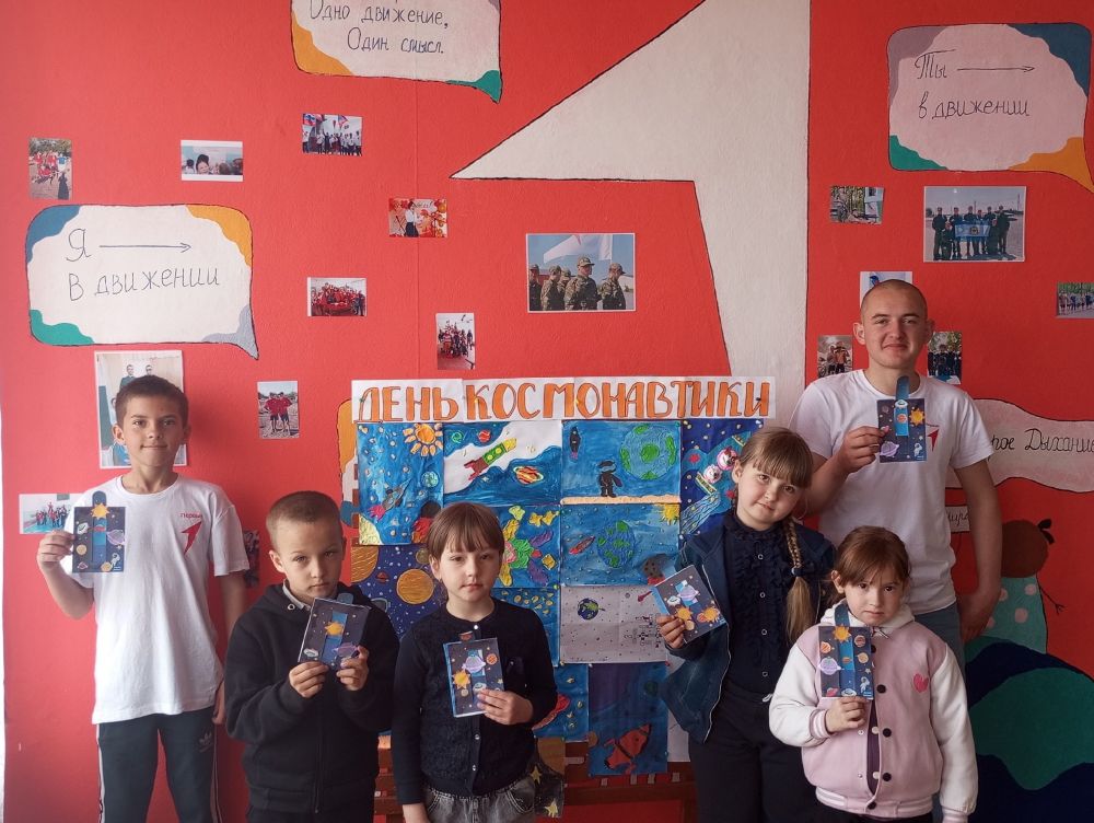 Активисты Подовской школы сделали космические открытки ко Дню космонавтики