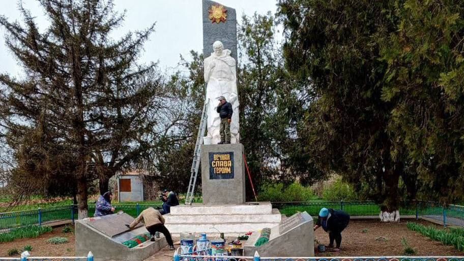 Мемориальный комплекс в селе Андреевка обновили ко Дню Победы